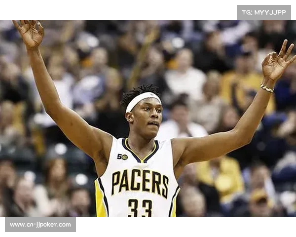 球迷高举-欢迎回家-标语，致敬重返印第安纳的特纳